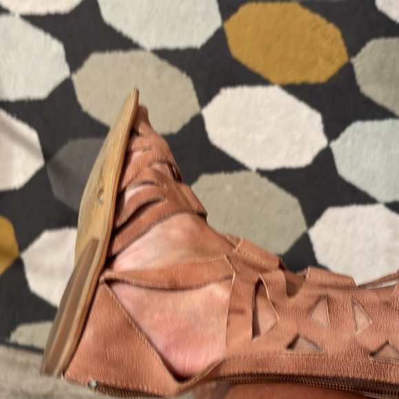 Amazing Free People lace up sandals. Barely worn. - Picture 4 of 6